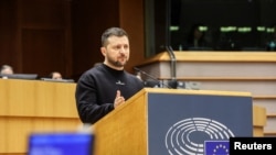 El presidente de Ucrania, Volodymyr Zelenskyy, pronuncia un disurso ante el Parlamento Europeo en Bruselas, Bélgica, el 9 de febrero de 2023.