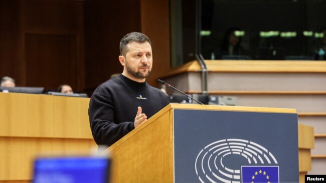 El presidente de Ucrania, Volodymyr Zelenskyy, pronuncia un disurso ante el Parlamento Europeo en Bruselas, Bélgica, el 9 de febrero de 2023.