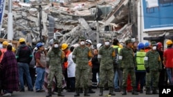 墨西哥城救援人員和義工趕到因地震倒塌的樓宇廢墟前預備展開救援行動