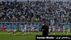 دیدار تیم‌های تراکتور تبریز و ملوان بندرانزلی در پی اعتراض بازیکنان تراکتور به شعارهای تماشاگران میزبان، پیش از آغاز مسابقه لغو شد.
