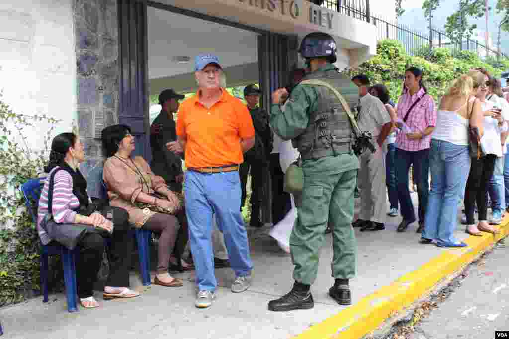 Soldados velan por el orden y el desarrollo pac&iacute;fico del proceso electoral en Venezuela, el domingo 7 de octubre. [Foto: Iscar Blanco, VOA]