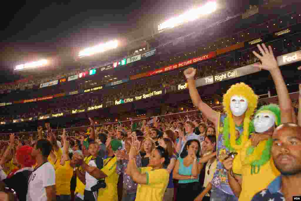 Brazilian supporters cheer as Alexandre Pato scores the 4th and final goal against the USA. VOA/M. Lipin