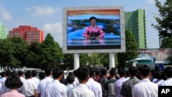 북한 조선중앙TV는 지난 4일 대륙간탄도미사일(ICBM) '화성-14형' 시험발사 성공했다고 발표했다. 평양 주민들이 조선중앙TV 아나운서의 성공발표를 대형 스크린으로 시청하고 있다.