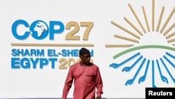 Un hombre camina frente a un anuncio de la conferencia del clima de la ONU COP27 en Sharm El Sheikh, Egipto, el 6 de noviembre de 2022.