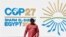 Un hombre camina frente a un anuncio de la conferencia del clima de la ONU COP27 en Sharm El Sheikh, Egipto, el 6 de noviembre de 2022.
