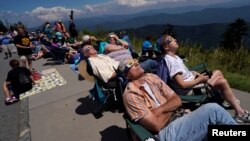 Warga AS menyaksikan gerhana matahari total di taman nasional Great Smoky Mountains di Tennessee, Senin (21/8). 