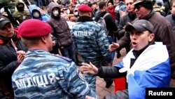 Members of the disbanded Ukrainian riot police unit Berkut arrive to support pro-Russian protesters in Donetsk, Apr. 12, 2014.