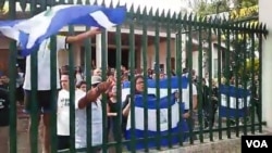 Asistentes de la misa a las afuera la iglesia de San Antonio en Jinotepe, Nicaragua. Photo: Daliana Ocaña - VOA.