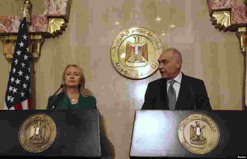 U.S. Secretary of State Hillary Clinton (L) and Egypt's Foreign Minister Mohamed Kamel Amr address a joint news conference at the presidential palace in Cairo November 21