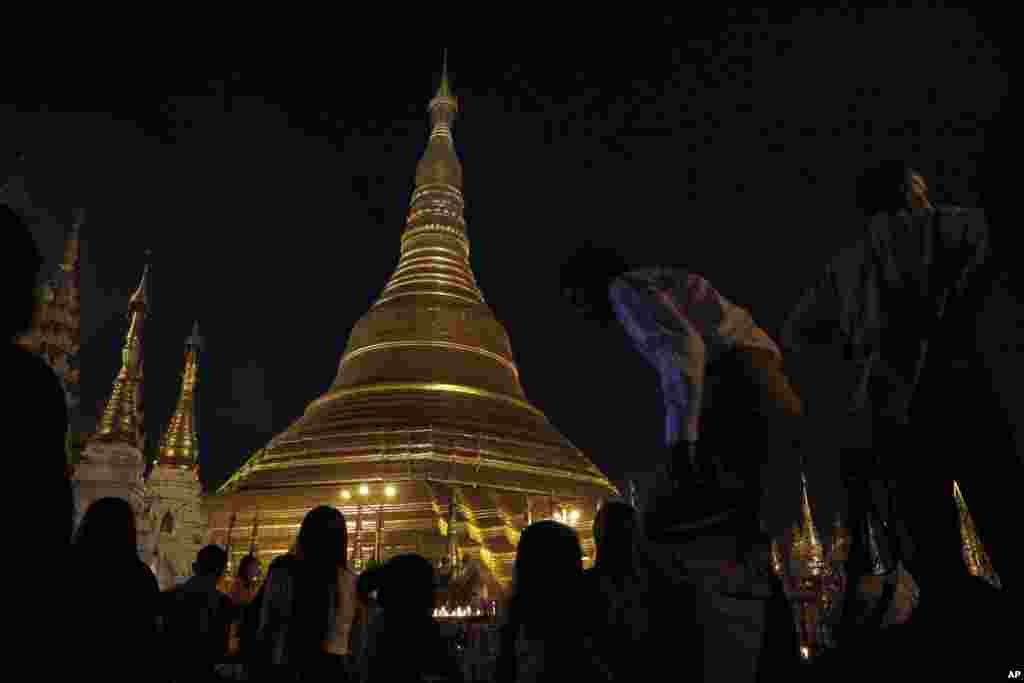 دعا بودایی&zwnj;ها در معبد معروف بودایی در شهر یانگون در کشور میانمار. 