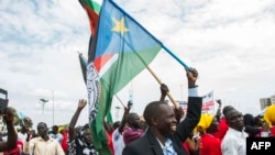 Les gens se rassemblent en attendant l'arrivée du président du Soudan du Sud, Salva Kiir, dans la capitale Juba, le 6 août 2018.