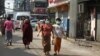 ရန်ကုန်မြို့ရှိ လမ်းတခုတွင် နှာခေါင်းစည်းတပ်ထားတဲ့ အမျိုးသမီး နှစ်ဦးကို တွေ့ရ (မတ် ၂၅၊ ၂၀၂၀)