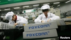 Para pekerja di pabrik Foxconn di kota Longhua, provinsi Guangdong di China. (Foto: Dok)