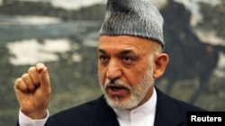 Presiden Afghanistan Hamid Karzai dalam suatu konferensi pers di Kabul (Foto: dok). Human Right Watch menghimbau Afghanistan untuk menarik RUU Media yang dianggap akan merongrong kebebasan pers di negara itu.