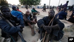 Des chasseurs traditionnels recourent à leurs armes pour resister contre les attaques de Boko Harma dans la région frontalière du Nigeria et du Cameroun 