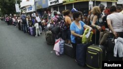 People queue while they wait to cross the border to Colombia at San Antonio in Tachira state, Venezuela, Aug.t 23, 2015. 