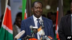 Pemimpin oposisi Kenya, Raila Odinga memberikan pernyataan kepada media di Nairobi, Kenya hari Selasa (31/10).