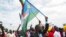 Les gens se rassemblent en attendant l'arrivée du président du Soudan du Sud, Salva Kiir, dans la capitale Juba, le 6 août 2018.