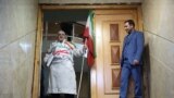 <div>روز نخست ثبت نام کاندیدای انتخابات ریاست جمهوری. این آقای کفن پوش در هر دوره ثبت نام می کند و رد می شود.<br />
عکس: حسین اسماعیلی</div>
