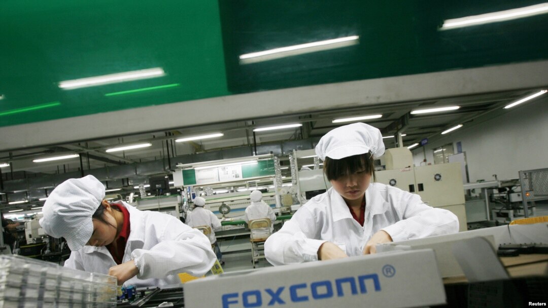 富士康在广东省一家工厂的工人在工作。