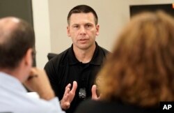 Kevin McAleenan, comisionado de Aduanas y Protección de Fronteras de Estados Unidos, habla con reporteros en el Centro de Procesamiento Central de la Patrulla Fronteriza de los Estados Unidos, el lunes 25 de junio de 2018 en McAllen, Texas. (AP Photo / David J. Phillip)