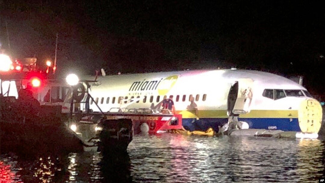 Pripadnici specijalizovanih službi rade na avionu u vodi u Džeksonvilu, Florida, 3. maja 2019.
