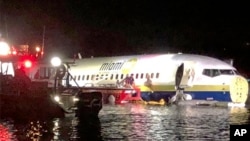 Authorities work at the scene of a plane in the water in Jacksonville, Florida, May 3, 2019. A Naval Air Station Jacksonville news release says a Boeing 737 arriving from Naval Station Guantanamo Bay, Cuba, crashed into the St. Johns River Friday night.