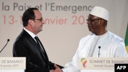 French President Francois Hollande, left, and Malian President Ibrahim Boubacar Keita shake hands during a joint news conference following the Africa-France summit in Bamako, Jan. 14, 2017. Both called on Yahya Jammeh to step down in Gambia when his current five-year term of office ends during the coming week.