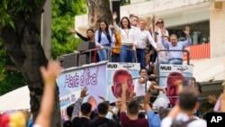 Edmundo González Urrutia, candidato opositor, y dirigentes opositores, como María Corina Machado, saludan a manifestantes en Caracas, el 30 de julio de 2024.