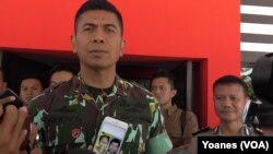 Kapolda Sulawesi Tengah Brigjen Rudi Sufahriadi memperlihatkan foto salah seorang dari DPO kelompok Santoso yang tewas tertembak di Patiwunga, Poso Pesisir Selatan (Foto: VOA/Yoanes)