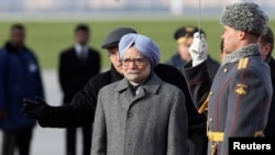 PM India Manmohan Singh (depan) disambut oleh pasukan kerhormatan Rusia setibanya di bandara Vnukovo, Moskow (20/10).