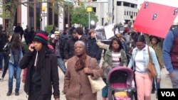 数百名抗议人士4月23日在马里兰州巴尔的摩市街头举行抗议警方迫害少数族裔。