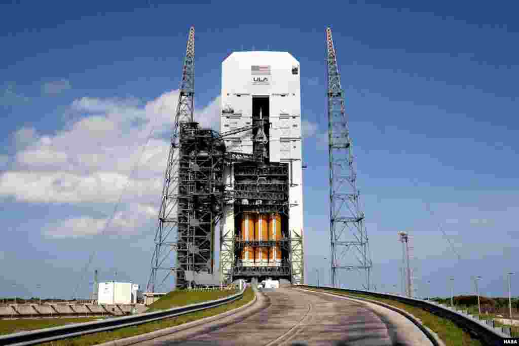 Avec la porte d&#39;accès à Space Launch Complex 37 entrouverte, le faisceau Orion et Delta VI est aperçu dans son intégralité à l&#39;intérieur du Mobile Service Tower où le véhicule est en cours de préparatifs de lancement, le 24 novembre 2014. (NASA / Kim Shiflett)