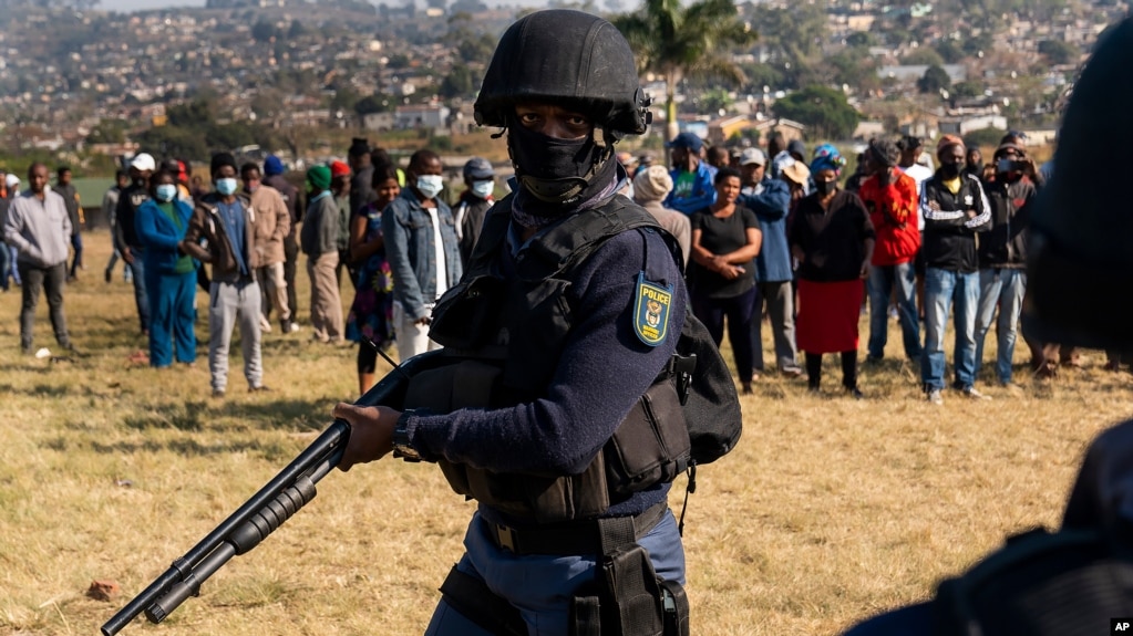 一名南非武装警察在警察部长贝基·塞莱访问凤凰城时巡逻。凤凰城是南非德班市附近的一个受到动乱和种族紧张局势严重影响的社区。（2021年7月17日）(photo:VOA)
