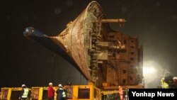 5일 세월호가 거치된 반잠수식 선박 갑판으로 상하이 샐비지 관계자들이 특수이송장비인 '모듈 트랜스포터'를 진입시키고 있다. 