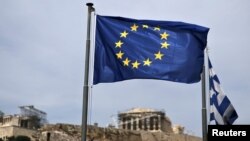 Bendera Uni Eropa berkibar dengan latar belakang kuil kuno Parthenon di Athena, Yunani (Foto: dok). Athena tengah berupaya membujuk para kreditor Eropa untuk meneruskan pinjaman yang dibutuhkan guna menghindarkan kegagalan membayar hutang.