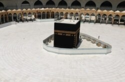 Ka'bah di Masjidil Haram hampir kosong dari jamaah setelah otoritas Saudi menangguhkan umrah di tengah kekhawatiran wabah virus corona, di kota suci Muslim Mekkah, Arab Saudi, 6 Maret 2020. (Foto: Reuters)