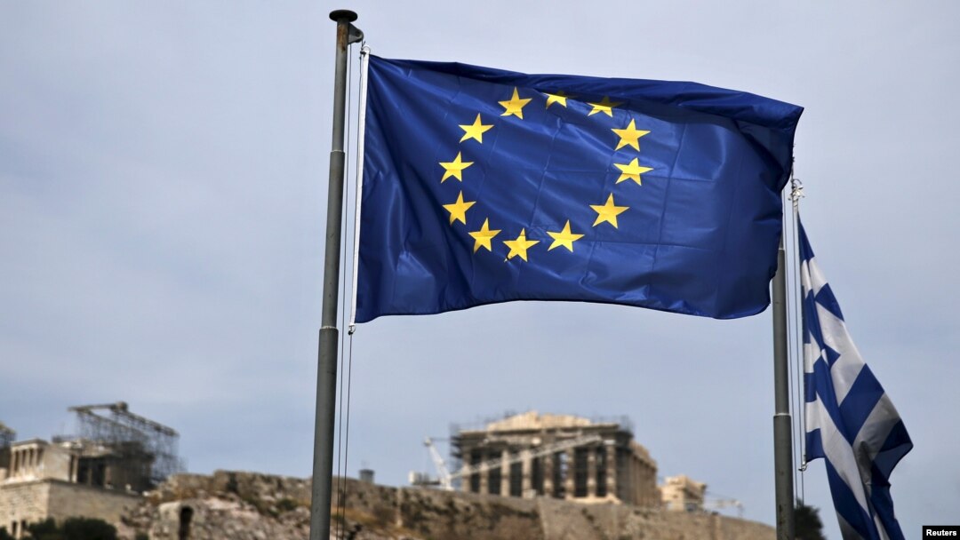 Bendera Uni Eropa berkibar dengan latar belakang kuil kuno Parthenon di Athena, Yunani (Foto: dok). Athena tengah berupaya membujuk para kreditor Eropa untuk meneruskan pinjaman yang dibutuhkan guna menghindarkan kegagalan membayar hutang.