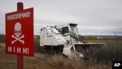 Сапери ДСНС керують першою в Україні машиною розмінування Armtraс 400 під час її презентації для ЗМІ на околицях Харкова, Україна, четвер, 27 жовтня 2022 року. (AP Photo/Андрій Марієнко)