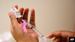 مرکز کنترل و پیشگیری از بیماری آمریکا توصیه می‌کند همه در ماه سپتامبر و یا اکتبر که در واقع پیش از آغاز فصل آنفلوانزا است واکسن آن را بزنند