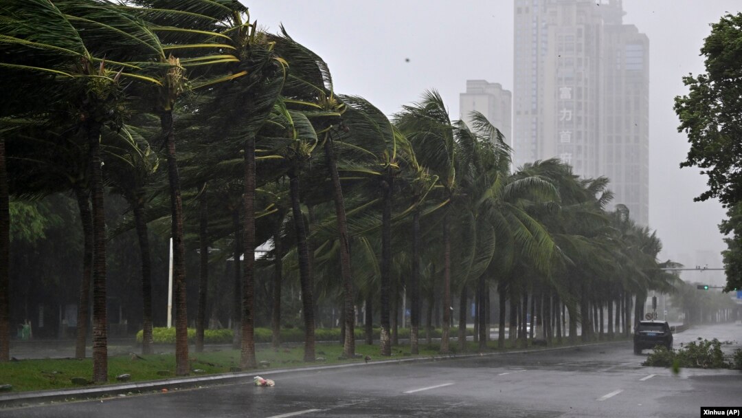 Bão Yagi đổ bộ vào đảo Hải Nam, Trung Quốc, 6/9/2024 (Guo Cheng/Xinhua via AP)