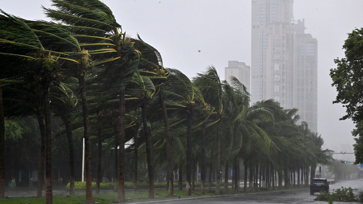 台风摩羯登陆中国海南，狂风骤雨巨浪翻滚，数十万人被迫转移