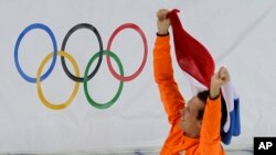 Stefan Groothuis, merebut medali emas untuk Belanda dalam cabang 1.000 meter speedskating Olimpiade Musim Dingin 2014 yang diselenggarakan di Adler Arena, Sochi (12/2).