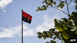 Una bandera de la guerrilla del ELN (Ejército de Liberación Nacional), el 18 de septiembre de 2018 en la jungla del Catatumbo, Colombia. 