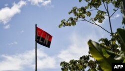 Una bandera de la guerrilla del ELN -Ejército de Liberación Nacional- se ve el 18 de septiembre de 2018 en la selva del Catatumbo, Colombia.