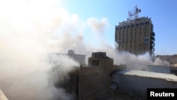5일 폭탄 테러가 발생한 이라크 바그다드 외무부 건물 인근에서 연기가 치솟고 있다.