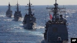 지난 2010년 태평양에서 실시된 '킨소드(Keen Sword)' 미국-일본 연합훈련에서 미국 미사일순양함 카우펜스호(USS Cowpens) 해상자위대 함정들이 이동하고 있다.
