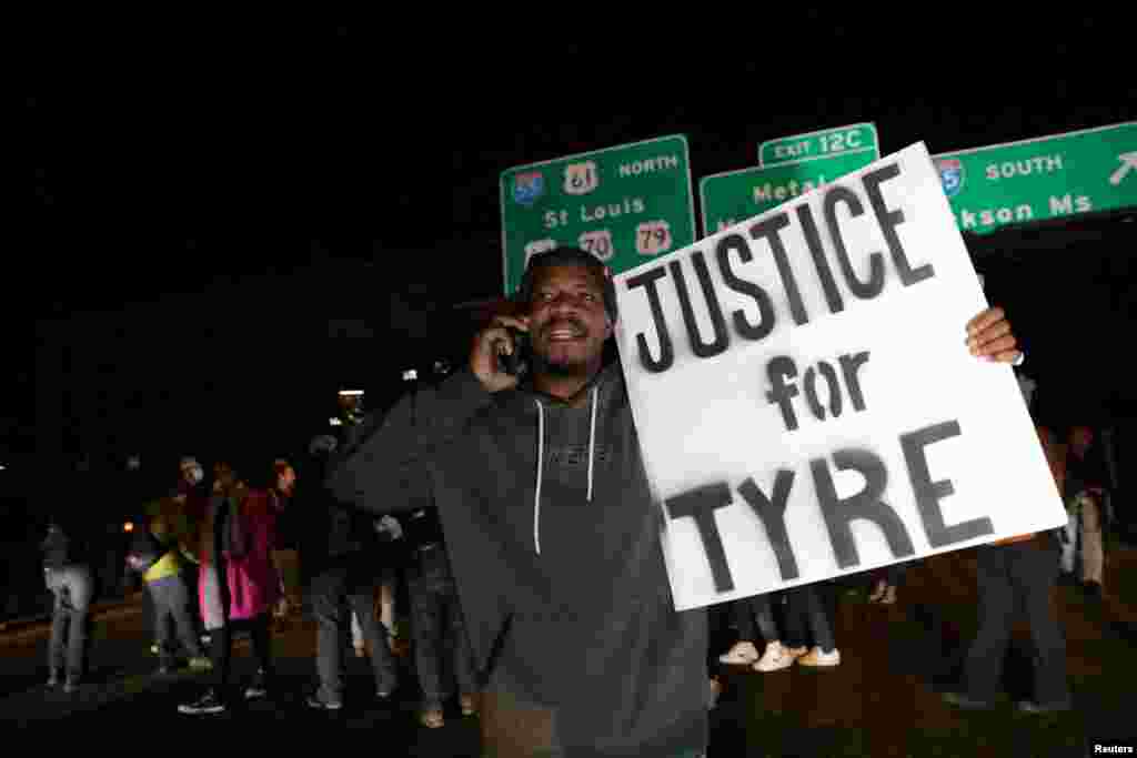 Una persona sostiene un cartel mientras la gente participa en una protesta luego de la publicación de un video que muestra a los policías golpeando a Tyre Nichols.