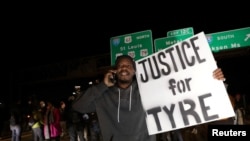 美國田納西州孟菲斯市警局的一個特別行動小組警員暴力執法導致一位名叫泰爾·尼科爾斯（Tyre Nichols）在一起交通欄停中被毒打致死引發全國性抗議活動。照片中這位非洲裔美國人手舉標語牌上寫著“為泰爾討回公道”。