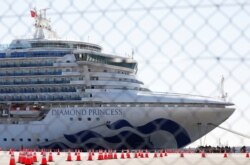 Elcrucero Diamond Princess, donde docenas de pasajeros fueron sometidos a análisis para detectar el coronavirus, es visto en Yokohama, al sur de Tokio, Japón, el 11 de febrero de 2020.